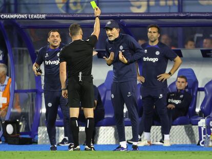 Thomas Tuchel recibe una tarjeta amarilla durante el partido del Chelsea contra el Dinamo de Zagreb de Champions League, ayer martes.