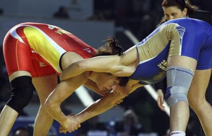 Maider Unda, a la izquierda, lucha contra Natalia Vorobeva en la final.