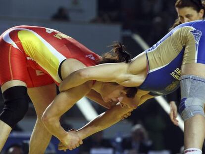Maider Unda, a la izquierda, lucha contra Natalia Vorobeva en la final.