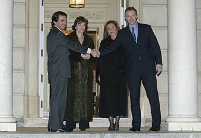 José María Aznar y Tony Blair se saludan, en presencia de sus respectivas esposas, anoche en La Moncloa.