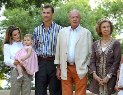 Doña Letizia, con su hija Leonor en brazos, el entonces príncipe Felipe, don Juan Carlos y doña Sofía, en el Palacio de Marivent en agosto de 2006.