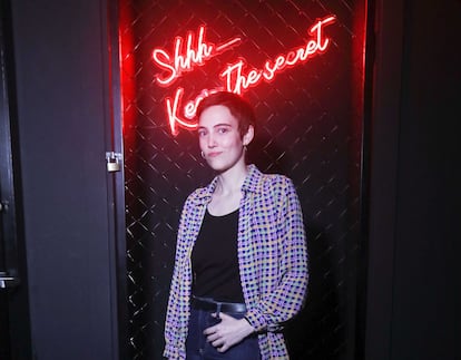 Helena Pozuelo, guionista y monologuista posando en la sala Vesta antes de actuar.