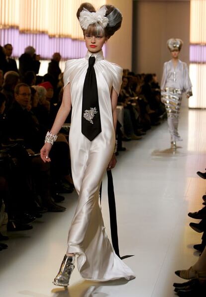 Además de colocar sus icónicos mitones a las modelos, Lagerfeld se permite otro guiño a su caricaturesco personaje. El único detalle negro de toda la colección es esta gigantesca corbata (que se convierte en una cola por la espalda) sobre un vestido camisero de noche realizado en satén.