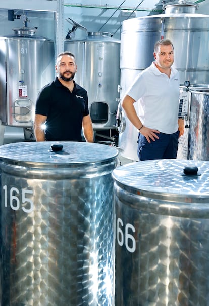 Julián Ajenjo (izquierda) y su socio y primo Jesús Toledo, en las dependencias de su empresa vitivinícola #garagewine, en Quintanar de la Orden (Toledo).