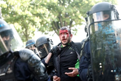 Un hombre herido es detenido por la policía francesa durante las manifestaciones del primero de mayo.