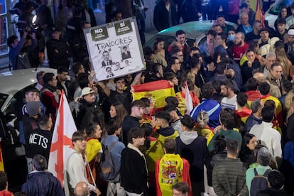 Varios cientos de personas asisten a la concentración de este jueves en la calle Princesa de Murcia, donde se encuentra la sede regional del PSOE, para protestar contra la ley de amnistía. 

