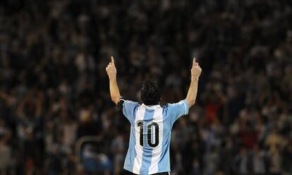 Lionel Messi celebra un gol con la selecci&oacute;n de Argentina ante Uruguay en el partido de clasificaci&oacute;n de la Copa del Mundo 2014, en Mendoza.