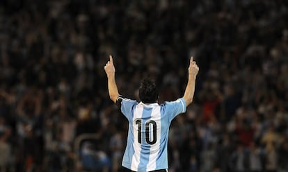 Lionel Messi celebra un gol con la selección de Argentina ante Uruguay en el partido de clasificación de la Copa del Mundo 2014, en Mendoza.