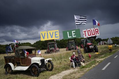 Espectadores del Tour de Francia esperan el paso de los ciclistas junto a una pancarta donde puede leerse 'Viva el Tour', en Pontivy, Francia.