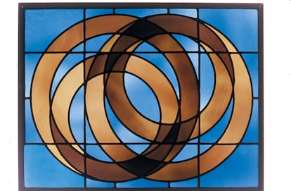 De la serie 'Projective Generation, stained glass panel, Ateliers Loire, Chartres', 1971. 
'Bettina', París, ca. 1957. Del libro 'Bettina' (Aperture, 2022).
