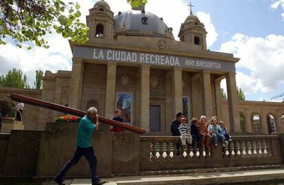 Imagen de archivo del Monumento a los Caídos, en Pamplona, durante la exposición 'La ciudad recreada'.