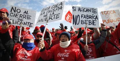 Trabajadores de Coca Cola de toda España frente a las oficinas en el Paseo de la Castellana de Madrid