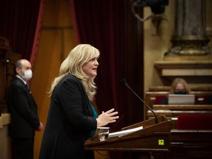 La consejera de Derechos Sociales de la Generalitat, Violant Cervera, en el pleno de la Cámara.