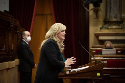 La consejera de Derechos Sociales de la Generalitat, Violant Cervera, en el pleno de la Cámara.