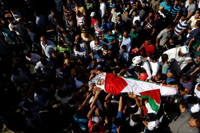 Familiares y allegados llevan el cuerpo del niño palestino Mahmoud Badran que fue muerto por las tropas israelíes, en el pueblo de Beit Ore-Tahta, cerca de la ciudad cisjordana de Ramala.