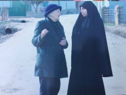 Luna Fernández, poco antes de irse, con su abuela Claudia.