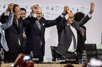Hollande, Fabius i Ban Ki- Moon celebren l'acord el 12 de desembre de 2015.