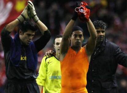 Valdés, a la izquierda, se despide de los seguidores del Barça junto a Ronaldinho y Rijkaard, que abraza a Iniesta.