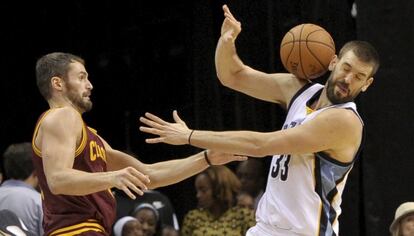 Kevin Love y Marc Gasol durante el encuentro de este sábado.