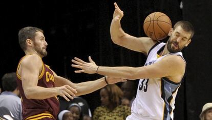 Kevin Love y Marc Gasol durante el encuentro de este sábado. 