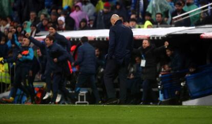 El entrenador del Real Madrid mira al suelo mientras los jugadores del Villarreal celebran el gol de su equipo tras marcar, Fornals.