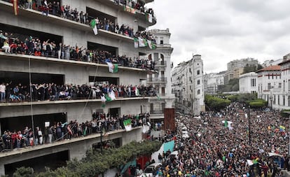 Manifestantes argelinos ocupam uma rua de Argel contra um quinto mandato de seu presidente, em 8 de março. O objetivo das marchas era conseguir a saída do presidente Abdelaziz Buteflika, de 82 anos, que estava hospitalizado em Genebra (Suíça). Finalmente, em 2 de abril, Buteflika renunciou, pedindo perdão ao povo argelino.