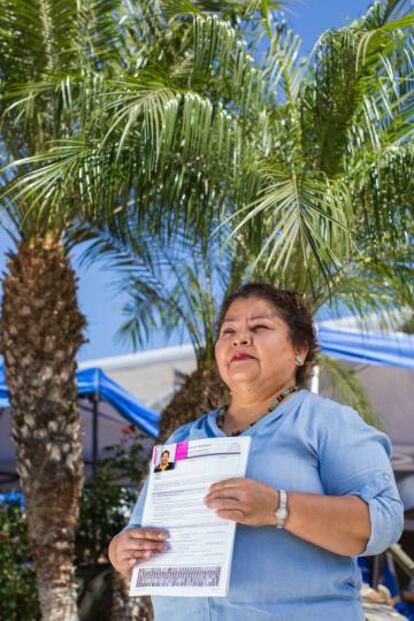 Alici Rivera, con su solicitud de ciudadanía en Anaheim.