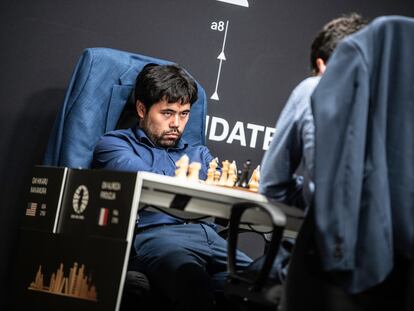 Hikaru Nakamura mira a Alireza Firouzja durante su enfrentamiento de este miércoles en el Palacio de Santoña