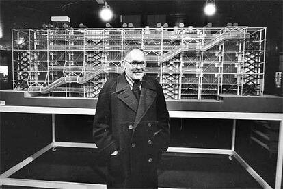 Pontus Hulten, ante una maqueta del Centro Pompidou, en 1976.