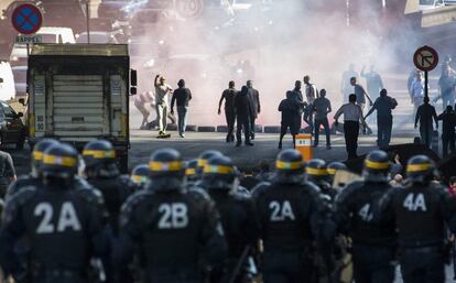 Varios taxistas franceses se enfrentan a la policía antidisturbios en una carretera de circunvalación en París, cortada en la jornada de protesta contra Uber en hora punta.