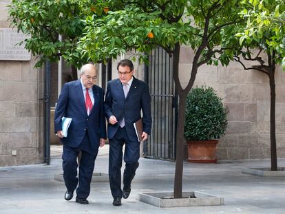 Andreu Mas-Colell y Artur Mas salen de una reunión del Govern, en 2013.