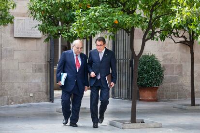 Andreu Mas-Colell y Artur Mas salen de una reunión del Govern, en 2013.