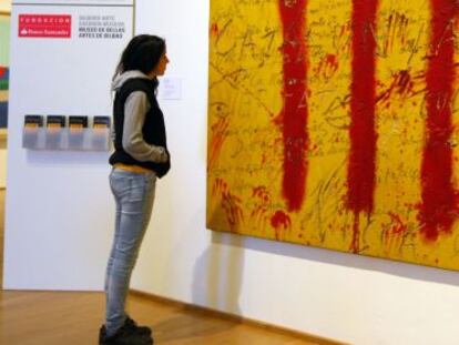 Una mujer mira la obra de Tàpies expuesta en el Museo de Bellas Artes de Bilbao.