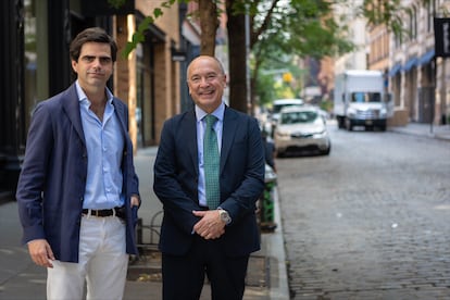 Desde la izquierda, Diego del Alcázar, CEO de IE University, y su presidente, Santiago Íñiguez en Nueva York este pasado julio.