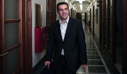 Tsipras a la llegada de la reuni&oacute;n ministerial de hoy en Atenas.