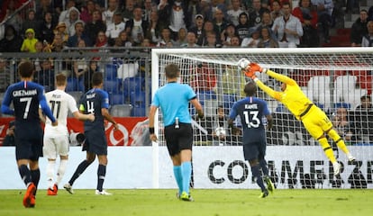 Árbitro e jogadores observam uma das grandes defesas de Aréola durante o jogo.