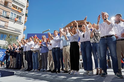 Foto de familia del PP durante la manifestación organizada por el PP, este domingo en Madrid. 