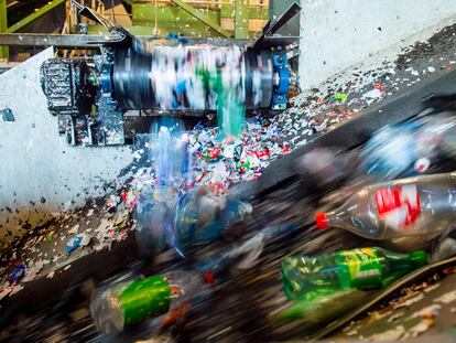 Botellas de plástico en una planta de reciclado de Noruega.