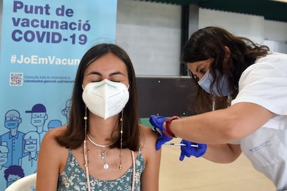Una enfermera administra una vacuna a una joven en Calafell, en Tarragona.