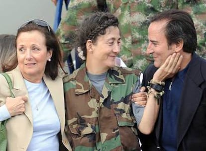 Ingrid Betancourt, entre su madre y su ya ex marido, Juan Carlos Lecompte, el día que fue liberada.