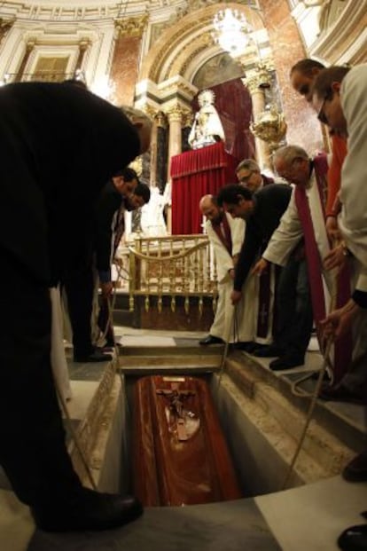 Momento de la inhumación del féretro de Ricard María Carles en la Basílica de la Virgen de los Desamparados de Valencia.