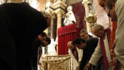 Momento de la inhumación del féretro de Ricard María Carles en la Basílica de la Virgen de los Desamparados de Valencia.