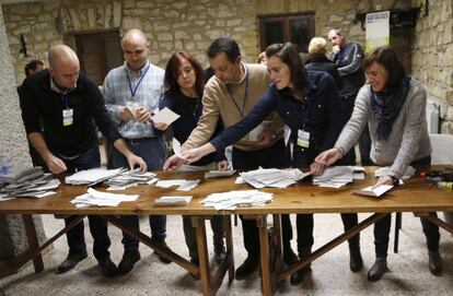 Momento del recuento de votos en la consulta de  Igeldo