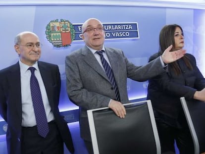 El viceconsejero de Política Lingüística, Patxi Baztarrika, flanqueado por Gotzon Lobera y Maite Iruretagoiena.