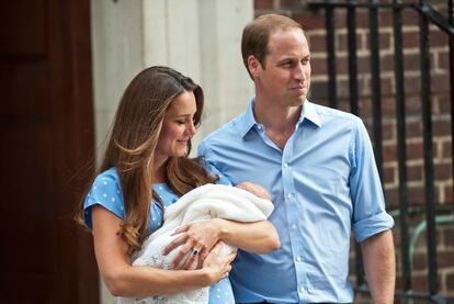 Kate Middleton y Guillermo de Inglaterra a su salida del hospital St Mary's tras el nacimiento del príncipe Jorge, el 23 de julio de 2013.