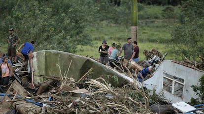 Em Bijagua, na Costa Rica, familiares se desesperam em busca de um beb&ecirc; de oito meses, que desapareceu durante a passagem do furac&atilde;o Otto. As imagens de destrui&ccedil;&atilde;o s&atilde;o da &uacute;ltima sexta-feira, dia 25. 