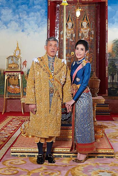 Maha X y su concubina Sineenat aparecen en esta imagen cogidos de la mano. El pasado mayo, la casa real tailandesa anunció que Suthida Tidjai, jefa adjunta del cuerpo de guardaespaldas del rey y hasta ahora su cuarta esposa, se convertía en la reina tailandesa.