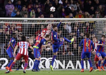 God&iacute;n y Piqu&eacute; luchan por la pelota.