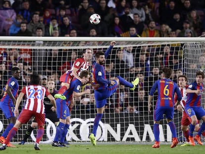 God&iacute;n y Piqu&eacute; luchan por la pelota.