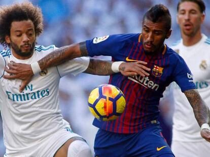 Marcelo y Paulinho disputan el bal&oacute;n en el cl&aacute;sico.